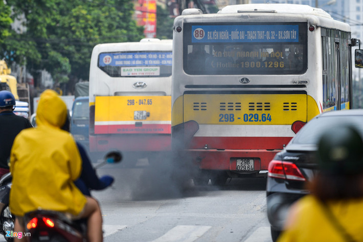 Có những thời điểm cả hai chiếc xe buýt đua nhau vượt cùng xả khói đen xộc vào mặt người đi xe máy.