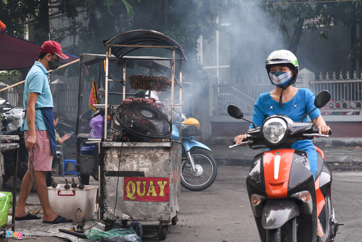 Phố Đặng Tiến Đông cứ khoảng 16h đến tối là nơi này ngập chìm trong khói của những hàng vịt nướng.