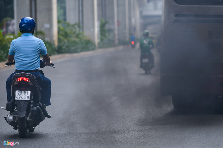 Khí thải từ các phương tiện giao thông có thể nói là nguyên nhân hàng đầu gây ô nhiễm không khí. Ở các nước phát triển, những loại xe xả khói đen như vậy không được phép lưu thông ngoài đường.