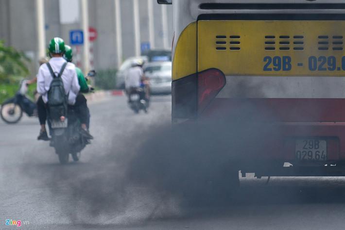 Trên đường phố, cảnh xe buýt xả khói đen diễn ra khá nhiều. Đây là một trong những nguyên nhân gây ô nhiễm bầu không khí của thành phố.