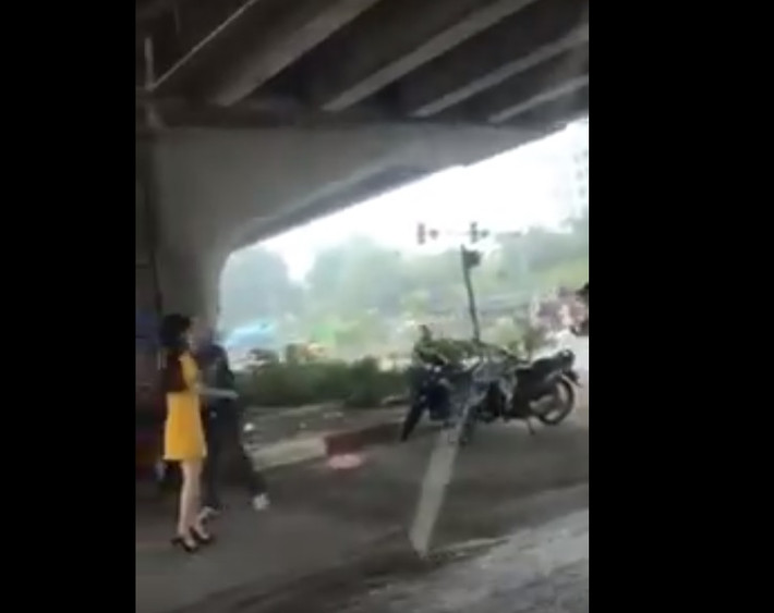 Chiều 13/11, một lãnh đạo công an phường Đại Kim, quận Hoàng Mai, TP Hà Nội cho biết, đơn vị đã bàn giao vụ việc người đàn ông dùng dao đuổi chém 2 cô gái trẻ trên đường cho công an xã Thanh Liệt, huyện Thanh Trì xử lý theo thẩm quyền.