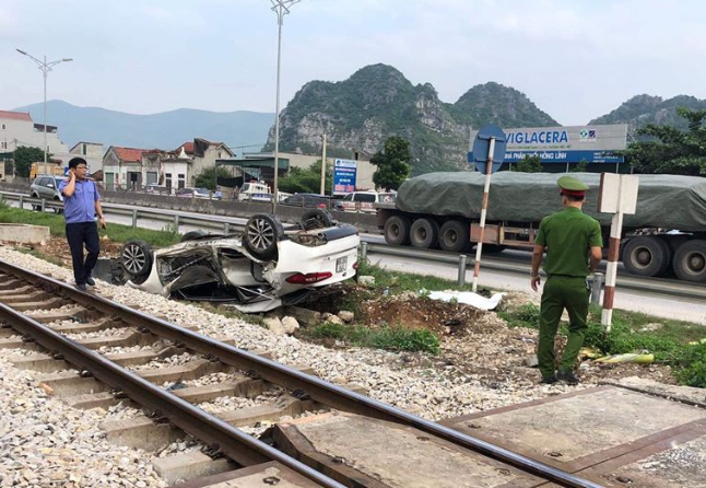 Khi xảy ra vụ tai nạn, lực lượng chức năng đã có mặt tại hiện trường, điều tiết giao thông và điều tra nguyên nhân xảy ra vụ việc.