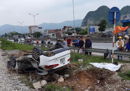 Cú va chạm khiến chiếc xe ô tô văng ra mép đường sắt, lật úp khiến chị Thủy tử vong tại chỗ.
