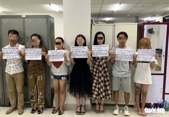 1. Thiết kế phòng “chuẩn” bay lắc cho thuê tại Le’man: Công an TPHCM kiểm tra đột xuất tại hai phòng ở tầng 19 và tầng 7 của tòa nhà Le’man phát hiện nhiều người đang phê ma túy. Tầng 19 có 14 người, tầng 7 có 7 người, tất cả đều là thanh niên nam nữ. Cả hai nhóm đi nhậu xong về đây thuê phòng để dùng ma túy. Đáng nói, phòng tầng 19 được thiết kế âm thanh, ánh sáng phục vụ hoạt động “bay lắc”.