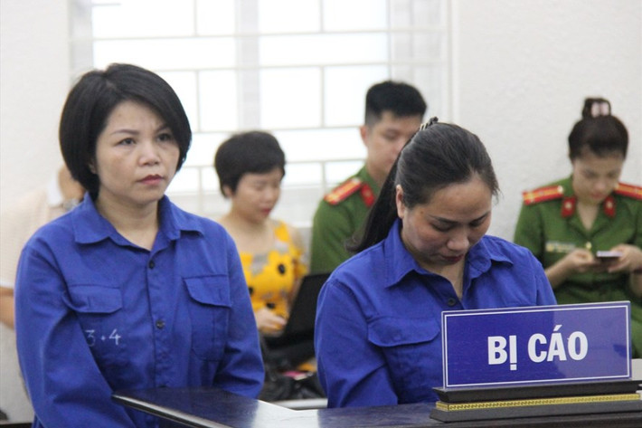 2. Kêu oan, công an cài bẫy ma túy nhận 1 tỷ đồng vẫn y án: TAND Hà Nội đã bác đơn kêu oan, phạt bị cáo Nguyễn Thị Vững, nguyên cán bộ công an trong vụ cài bẫy ma túy nhận 1 tỷ đồng đưa anh Nguyễn Văn Thiện, người tình của Nguyễn Thị Vân vào tù. Dù tại tòa, Vững một mực kêu oan, đưa ra nhiều lý do nhưng bị cáo Vân là người thuê Vững đã bác bỏ các lý do đó.