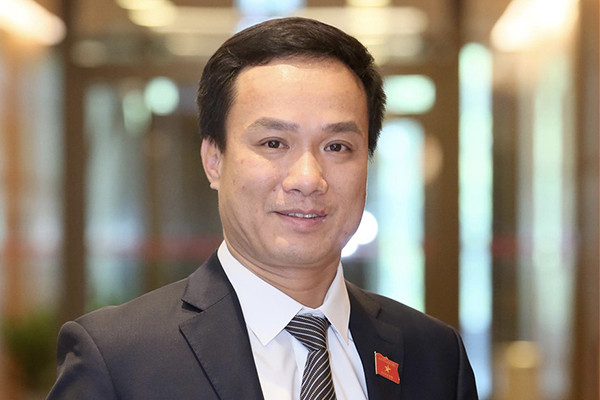 Ông Triệu Thế Hùng, Phó Chủ nhiệm UB Văn hóa, Giáo dục, Thanh niên, Thiếu niên và Nhi đồng của Quốc hội giữ chức Phó bí thư Tỉnh ủy Hải Dương. Ông Triệu Thế Hùng sinh năm 1971, quê huyện Thanh Trì, Hà Nội. Ông là cử nhân nghệ thuật, phó giáo sư, tiến sĩ văn hóa. Ông từng giữ chức Trưởng bộ môn, Phó Trưởng khoa tại Đại học Sư phạm nghệ thuật TƯ, Thư ký Chủ nhiệm ủy ban Văn phòng Quốc hội.