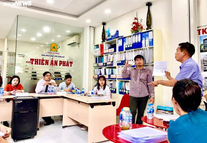 Có 38 khách hàng đã mua tổng cộng 45 nền đất và đóng tiền thanh toán theo đúng tiến độ trong hợp đồng với số tiền từ 1-4 tỷ đồng. Tổng số tiền những khách hàng này đã đóng tính đến nay lên đến khoảng 54 tỷ đồng. Theo thỏa thuận, khách hàng sẽ được giao đất nền sau 8 tháng kể từ ngày ký hợp đồng đặt cọc. Thế nhưng đến thời điểm thực hiện cam kết, bà Phúc lại không làm theo thỏa thuận.