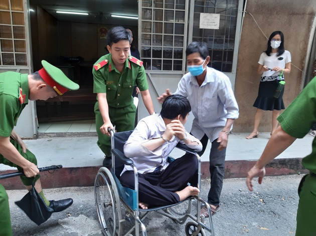 5. Trộm đặt đồ vào thùng xốp gửi công an trả lại chủ nhân: TAND cấp cao tại TP.HCM chấp nhận kháng cáo xin giảm nhẹ hình phạt của Trương Huy Định (23 tuổi, Tiền Giang), tuyên phạt bị cáo 2 năm tù về tội “trộm cắp tài sản”. Trước đó Định làm quen và đột nhập nhà một người Nhật Bản lấy cắp đồ. Khi mở ra thấy nhiều tài sản có giá trị nên đã mua thùng xốp, cho đồ lấy trộm vào và gửi công an trả lại người bị mất. Định bị viêm đa xoang, bệnh teo cơ không đi lại được.