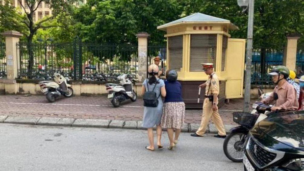 7. Phòng CSGT (công an thành phố Hà Nội) đã có thông tin chính thức về vụ CSGT bị tố làm ngã xe người đi đường: Theo đó, cán bộ Đội CSGT số 6 phát hiện vụ va chạm giữa hai xe máy mang BKS 19M1-154x và 29B1-847x do hai cô gái điều khiển cùng chiều di chuyển hướng Cầu Giấy - Xuân Thuỷ - Mai Dịch. Nguyên nhân dẫn đến tai nạn là do chị Nh. (ở tỉnh Phú Thọ) điều khiển xe máy 19M1-154x rẽ phải va chạm dẫn đến tai nạn làm chị Ng. bị ngã xuống đường, không liên quan đến CSGT.