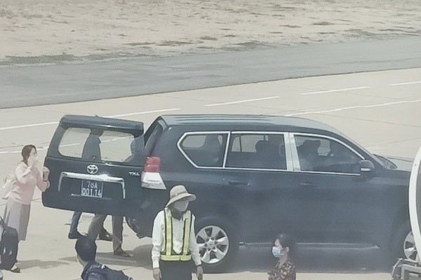 3. Điều tra người tung tin xe công vào sân bay: Ông Lương Minh Sơn, Phó bí thư Tỉnh ủy Phú Yên đề nghị công an tỉnh và các cơ quan liên quan vào cuộc để điều tra, làm rõ người phát tán thông tin liên quan đến việc xe biển xanh vào tận máy bay đón mình. Theo đó, thông tin được phát tán vào tối 6/7 từ một tài khoản mạng xã hội. Nhiều ý kiến cho rằng ông Sơn sử dụng xe công vụ sai mục đích, trái với quy định của Chính phủ.