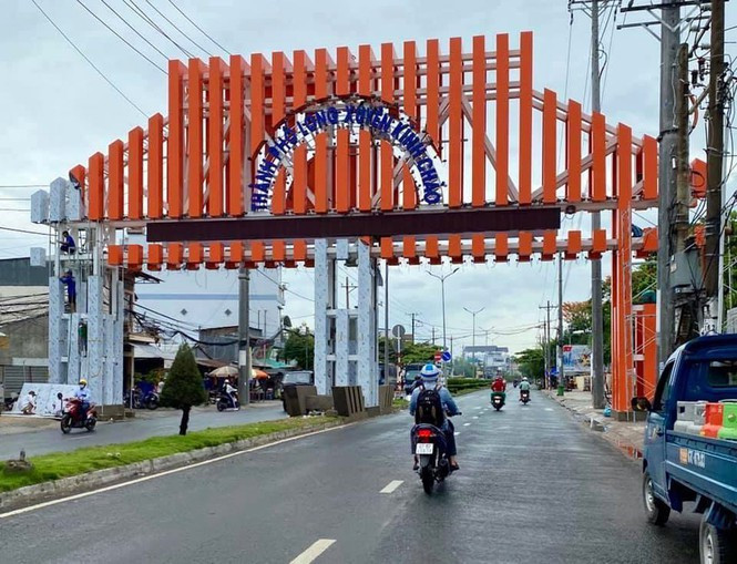 Tuy nhiên, cổng chào huyện Minh Long đang vấp phải ý kiến trái chiều khi bị cho rằng số tiền quá lớn trong bối cảnh tình hình dịch bệnh. Trong khi đó, tỉnh nhà đang khó khăn, việc làm cổng chào như vậy gây lãng phí. Ngoài ra, đây là biểu tượng, bộ mặt của thành phố trực thuộc tỉnh An Giang cần phải tham khảo cộng đồng.