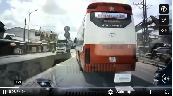 5. Xe khách chèn ép, không nhường đường cho xe cứu thương: Mạng xã hội xuất hiện video ghi lại cảnh xe cứu thương bị 1 xe khách mang biển số 51B-27833 của nhà xe Hoàng Lâm chèn ép, không nhường đường cho xe cứu thương cả một đoạn đường dài tại đoạn qua địa bàn huyện Châu Thành, tỉnh Tiền Giang. Xe cứu thương chỉ đi lên khi xe khách tấp vào trả khách. Công an tỉnh Tiền Giang đang xác minh vụ việc, mời chủ phương tiện và tài xế lên làm việc.