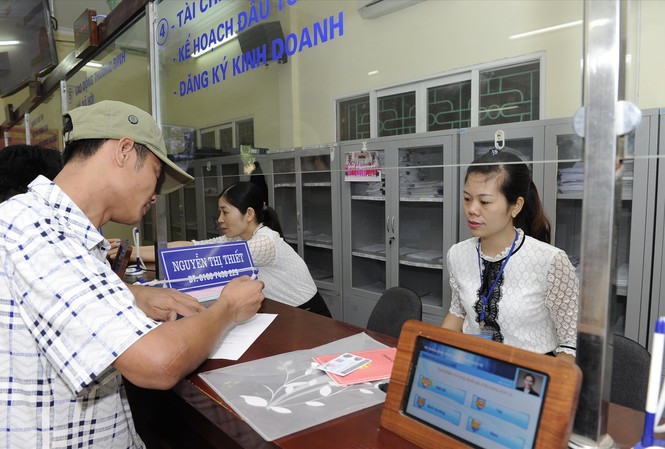 3. Bộ Quốc phòng chỉ đạo không cắt dịch vụ công Hà Nội: Công ty Viettel IDC cho biết theo chỉ đạo từ Bộ Quốc phòng, Viettel đang tạm dừng việc cắt dịch vụ công trực tuyến của TP.Hà Nội. Trước đó, tối 3/7, TP Hà Nội báo cáo xin hỗ trợ từ Bộ Quốc phòng. Trong tuần tới, lãnh đạo Bộ Quốc phòng và Viettel sẽ làm việc với lãnh đạo TP Hà Nội để giải quyết dứt điểm việc thanh toán công nợ tồn đọng.