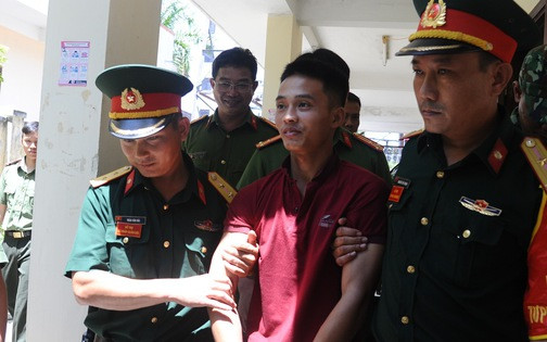 5. Tặng giấy khen người dân báo tin phạm nhân Triệu Quân Sự: Giám đốc Công an tỉnh Quảng Nam tặng giấy khen cho người trình báo thông tin về đối tượng truy nã đặc biệt nguy hiểm Triệu Quân Sự. Để đảm bảo an toàn cho công dân nên danh tính của người này không được tiết lộ. 2 bảo vệ dân phố của phường An Mỹ (TP Tam Kỳ) cũng được tặng giấy khen.