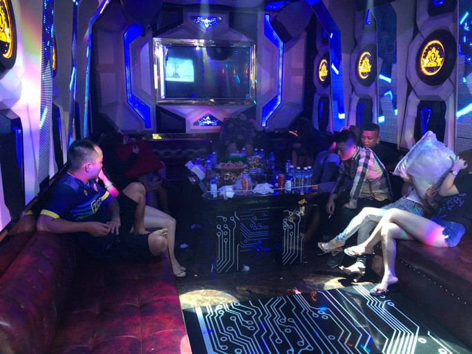 4. 83 người dương tính bay lắc trong quán karaoke: Công an quận Bình Tân (TPHCM) phát hiện hàng trăm người đang có hành vi nghi bay lắc, thác loạn tại tầng 5, tầng 6 quán karaoke. Trên bàn tiệc có đĩa sứ chứa chất bột màu trắng và dụng cụ sử dụng ma túy. 83 người (39 nữ và 44 nam) được xác định dương tính với chất ma túy.