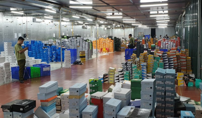 Qua kiểm tra, cơ quan chức năng cho biết, tổng diện tích kho hàng này lên tới 10.000 m2, nằm ngay trung tâm TP.Lào Cai, do Trần Thành Phú (28 tuổi) làm chủ.