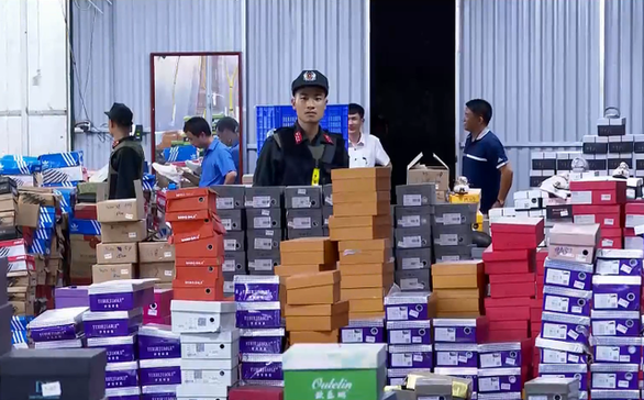 Tổng cục Quản lý thị trường phối hợp với Bộ Công an chỉ đạo, điều động Bộ Tư lệnh Cảnh sát cơ động, Cục An ninh mạng và phòng, chống tội phạm sử dụng công nghệ cao cùng Cục Quản lý thị trường tỉnh Lào Cai “đột kích” vào bên trong kho hàng lậu tại Lào Cai, diễn ra lúc 15h30 chiều 7/7.