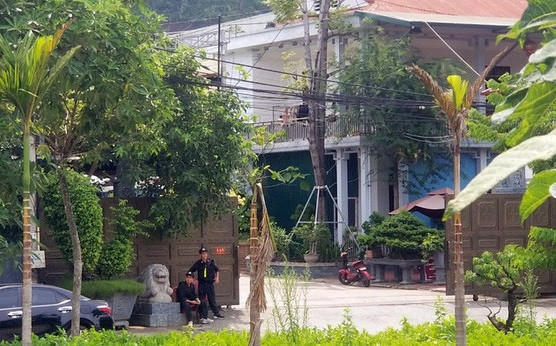 Bên ngoài kho hàng vẫn gắn biển Công ty Thiên Lợi Hòa, doanh nghiệp liên quan đến vụ buôn lậu thuốc lá chấn động một thời tại Lào Cai cách đây hơn 10 năm. Kho thường xuyên đóng cửa, phía trong có bảo vệ canh gác cùng chó becgie.
