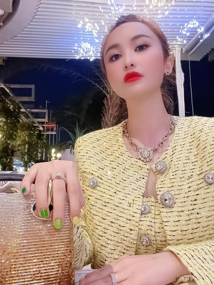 Dù chẳng dấn thân vào giới showbiz nhưng Mina Phạm, vợ hai đại gia Minh Nhựa vẫn là một trong những chủ đề cho công cuộc soi mói của cư dân mạng, đặc biệt là về nhan sắc của "quý bà" này.