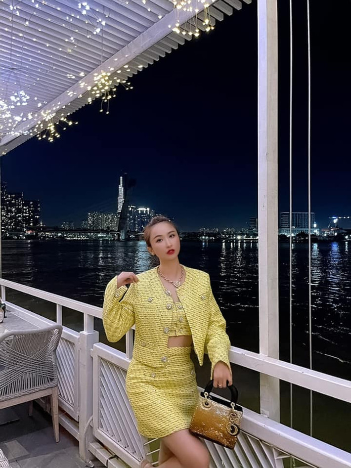 So khoảnh khắc lộ bụng mỡ của Mina với những bức ảnh đã bóp eo cẩn thận ở trên MXH, quả thực bà mẹ trẻ này vẫn là tín đồ của các app chỉnh ảnh như bao chị em khác.
