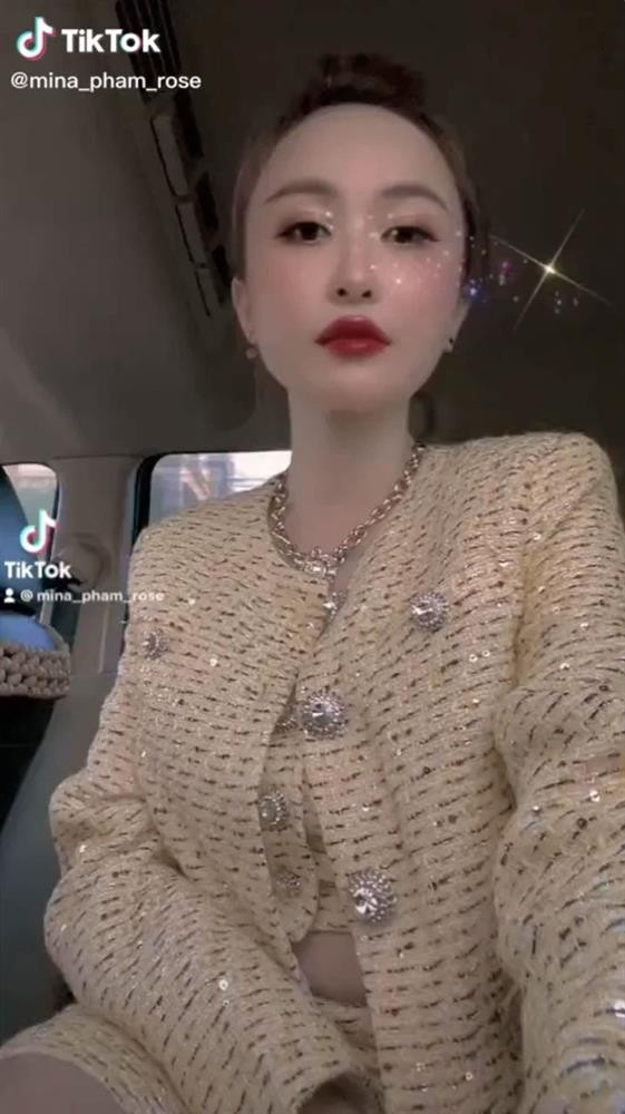 Có lẽ do video được quay ở tư thế ngồi nên vợ hai Minh Nhựa lộ vòng 2 bánh mỳ, khác xa với body hình chữ S khi trên mạng xã hội.