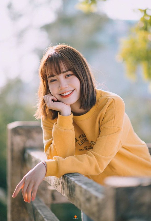 Dù ở góc mặt nghiêng hay chính diện, nữ sinh đều khiến người đối diện phải trầm trồ vì nhan sắc cực giống Lisa.