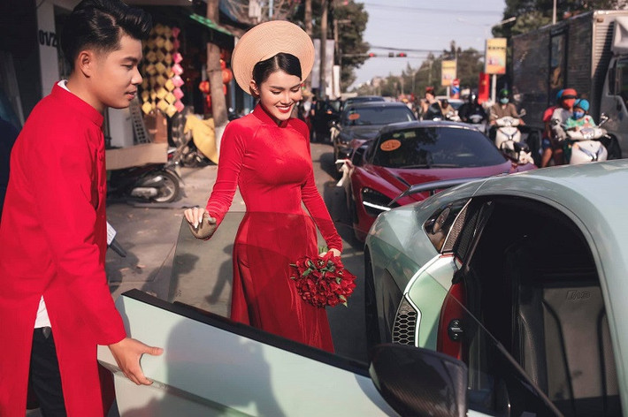 Đặc biệt, cô dâu trong đám cưới toàn siêu xe này gây chú ý khi là một cái tên khá quen thuộc trong giới trẻ. Cô chính là giáo viên Yoga kiêm mẫu ảnh Vòng Phối, sinh năm 1994.