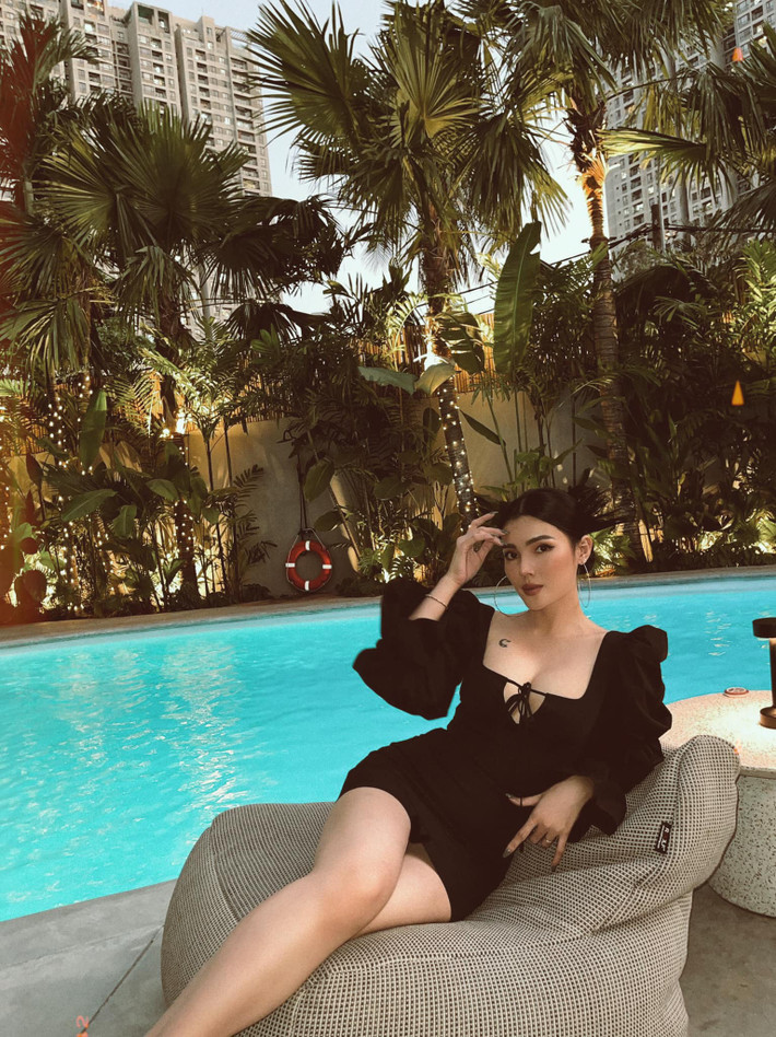 Hot girl 9x còn là một giáo viên yoga có tiếng, bởi vậy vóc dáng của cô không chút mỡ thừa là điều dễ hiểu.