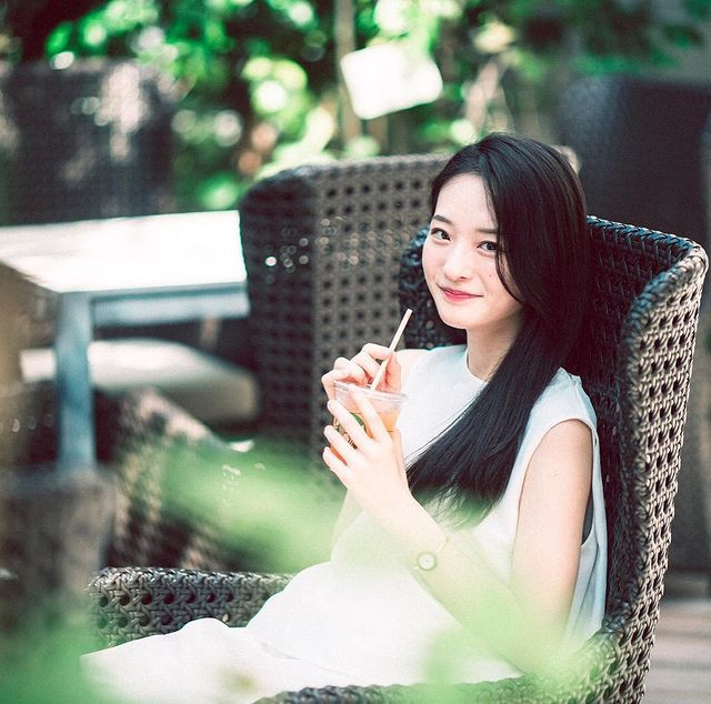 Có chiều cao khiêm tốn 1,61 m, song vóc dáng mảnh mai, làn da trắng khiến Hoa khôi 20 tuổi ghi điểm trong mắt nhiều người.
