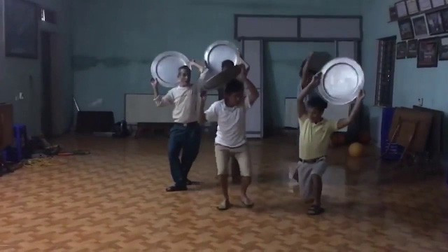 Chứng kiến những động tác có phần "thô cứng" của các anh em trong clip các bà vợ đã có màn cười ngặt nghẽo khi thấy bài múa của các "thanh niên xóm" chào mừng ngày 8/3.