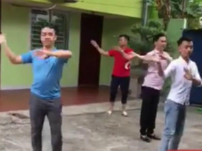 Đoạn clip ghi lại cảnh các đấng mày râu tập múa vũ điệu "con cá vàng" cực lạ mắt từng thu hút sự chú ý của CĐM trong ngày Quốc tế phụ nữ.