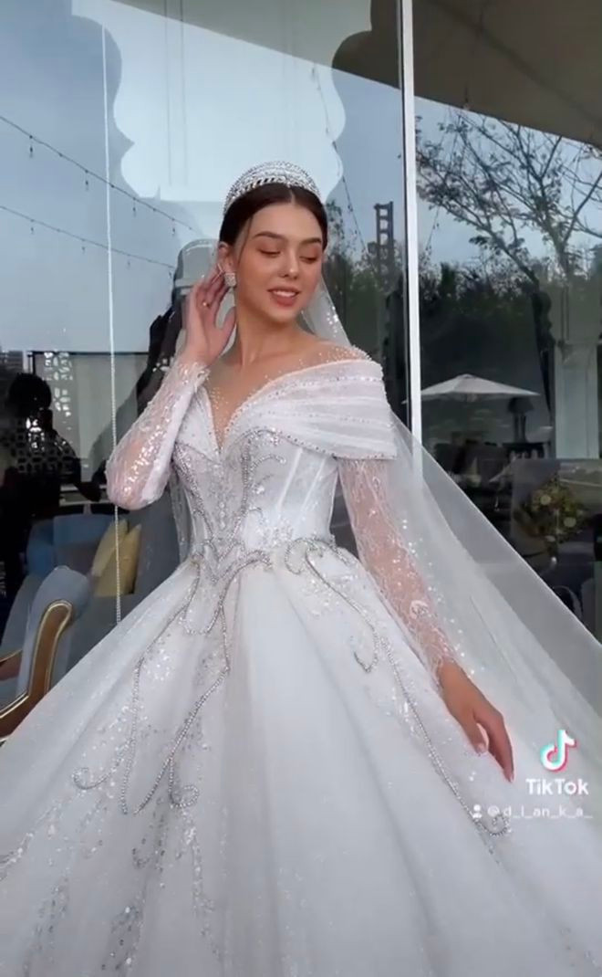 Dưới phần bình luận, không chỉ dành lời khen cho nhan sắc và ngoại hình của Dianka Zakhidova, fan hâm mộ bóng đá còn đặt nghi vấn về chuyện đám cưới, đổ xô vào dò hỏi chuyện cưới xin nhưng cả 2 vẫn chưa có bất cứ phản hồi nào.