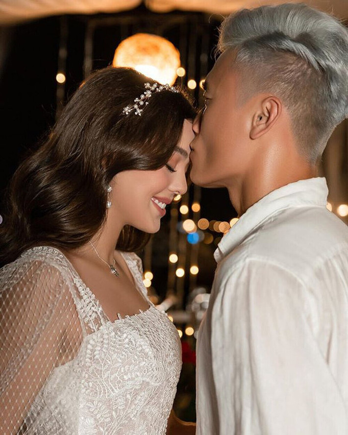 Bùi Tiến Dũng dù không bày tỏ bằng lời nhưng anh luôn có hành động lãng mạn thể hiện sự quan tâm dành cho bạn gái. Tình cảm ngày càng tiến triển của cặp đôi này đã khiến người hâm mộ bóng đá mong ngóng một đám cưới của họ diễn ra không xa.