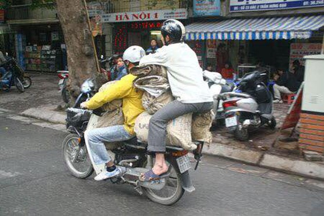 "Đu" cả người lên đống hàng quả thực là hình ảnh rất "bá đạo" hiếm ai có thể làm được.