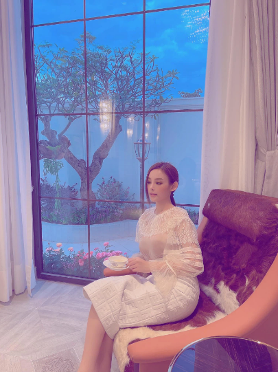 Mọi góc cạnh trong căn biệt thự được Huyền Baby lựa chọn để "sống ảo" đã đủ chứng minh cuộc sống sung túc của cô nàng sau kết hôn với chồng đại gia.