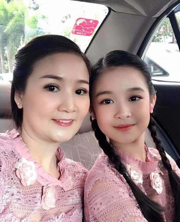 Tuổi còn nhỏ thế nhưng "Tiểu hoa khôi Tây Đô" đã kiếm về được kha khá tiền từ việc làm quảng cáo, người mẫu hay diễn viên.