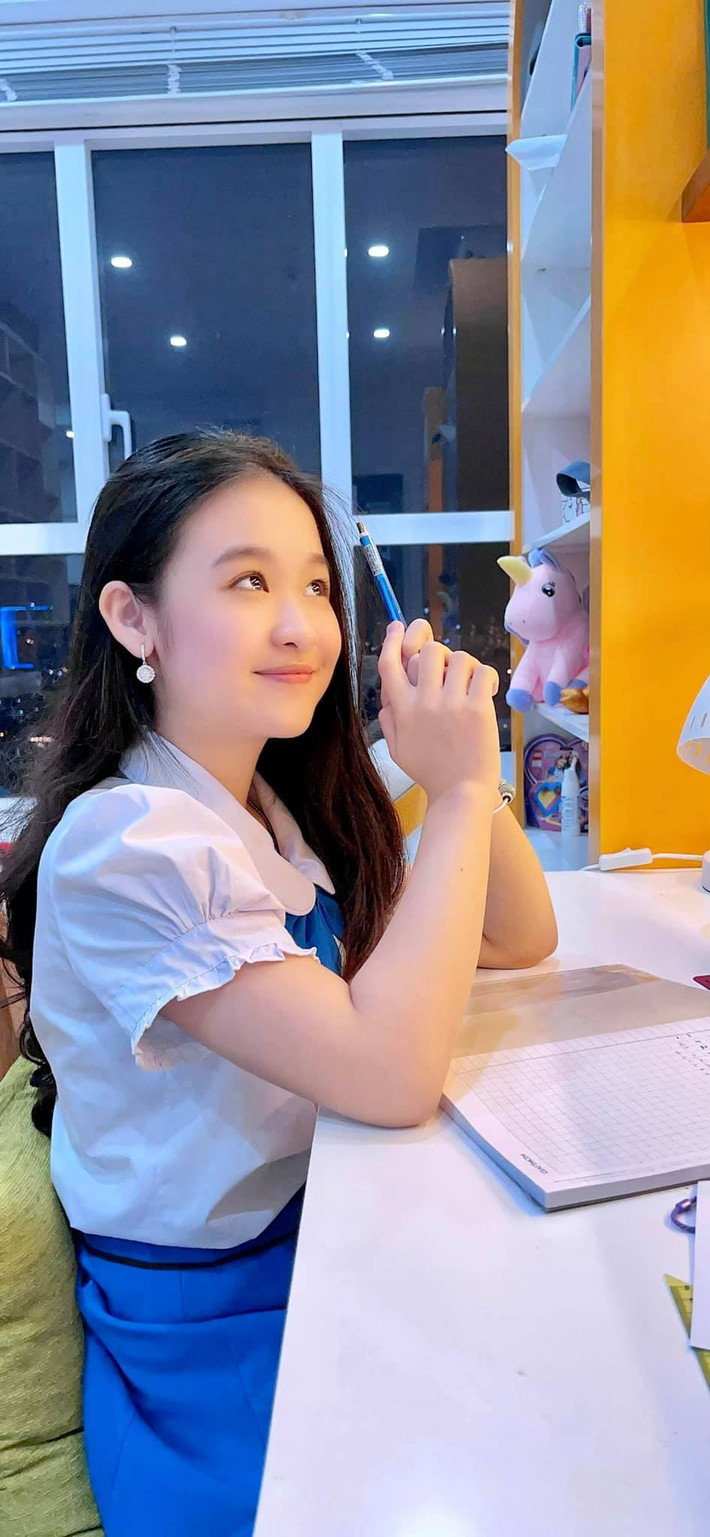 Được biết căn nhà mới này chính là thành quả của em sau nhiều năm nỗ lực tại Sài Gòn. Ngôi sao nhí chia sẻ: "Góc học tập mới của con đó cả nhà ơi. Lúc trước 2 mẹ con còn nhiều khó khăn lắm, ở trong phòng trọ nhỏ nhưng con lúc nào cũng siêng năng học tập và đạt học sinh giỏi suốt 6 năm liền".
