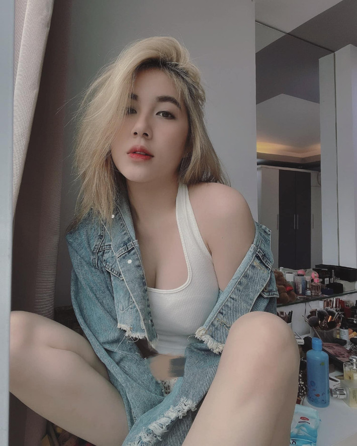 Ngắm nhìn nhan sắc cực phẩm đúng chuẩn hot girl này thì mọi người có lẽ sẽ hiểu vì sao mà Rambo Cao Lãnh lại mê như điếu đổ Bảo Trân đến vậy.