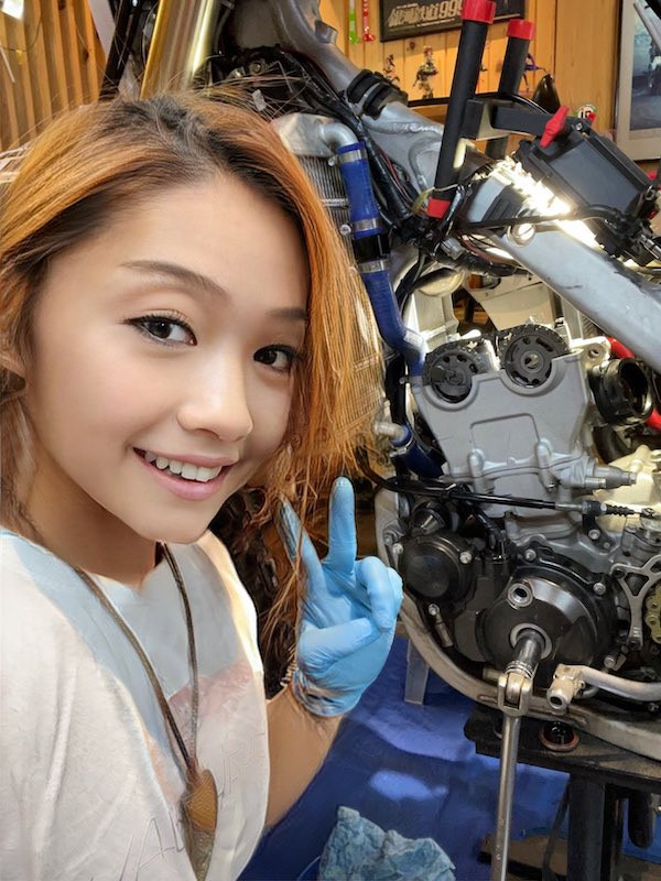 Hot girl này thường đăng tải những hình ảnh về bản thân cũng như cuộc sống xoay quanh niềm đam mê mô tô của mình.
