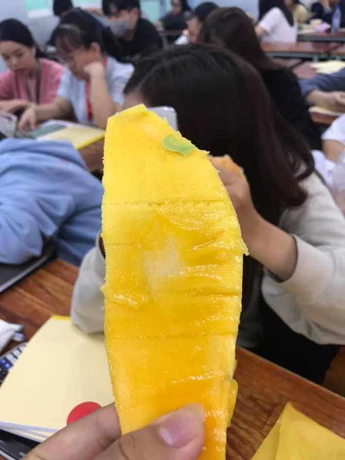 Có một số dân mạng còn hết sức "lầy lội" khi đem luôn hạt xoài ăn dở đem thanh lý "ké". Ảnh: Lê Nguyên Khang