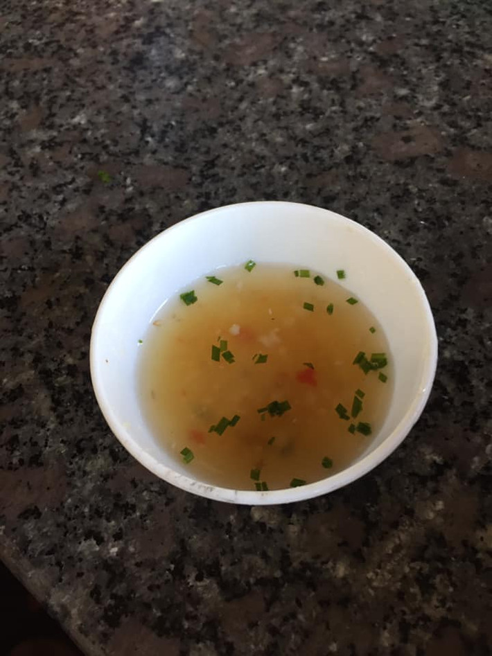 Chén nước mắm đang chấm cháo lòng bánh hỏi được chủ nhân của nó thanh lý với giá 200 triệu đồng. Ảnh: Duyên Thị Diệp