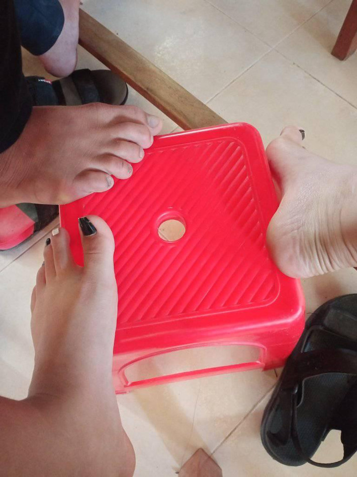 Chiếc ghế này được bán với giá sốc là 590 triệu đồng, ghế này mới gác chân được vài phút, phù hợp cho chị em ngồi buôn chuyện. Ảnh: Bích Vi