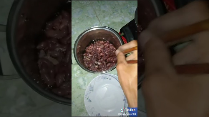 Những con chuột con còn đỏ hỏn, bò lúc nhúc trong nồi được thanh niên này đem chiên trên chảo ai nhìn cũng thấy ghê rợn.