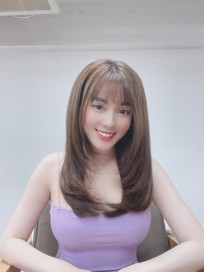 Hậu ly hôn, mọi động thái của nữ giảng viên này luôn nằm trong tầm ngắm của người hâm mộ. Nếu như Trọng Hưng tiếp tục công việc đạo diễn thì Âu Hà My cũng quay lại giảng đường, cô còn gây choáng hơn khi liên tục khoe tài sản "khủng" sau lùm xùm ly hôn.