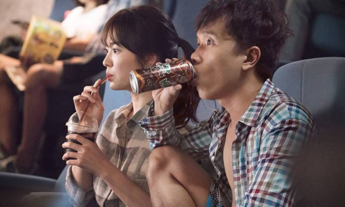 Chính điểm nhấn là chiếc quần đùi hoa màu sắc sặc sỡ, áo quần xộc xệch, khi Huy quần hoa xuất hiện bên cạnh rất nhiều người nổi tiếng trong và ngoài nước, trong những bức ảnh anh chỉnh sửa đã đem lại tiếng cười cho cư dân mạng.