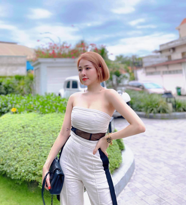 Trâm Anh đã từng một thời là cái tên nhận được rất nhiều sự quan tâm của cộng đồng. Ttừ một cô gái xinh đẹp Trâm Anh bỗng chốc trở nên nổi tiếng và được gắn mác hot girl sau khi tham gia chương trình bình luận World Cup trên VTV.