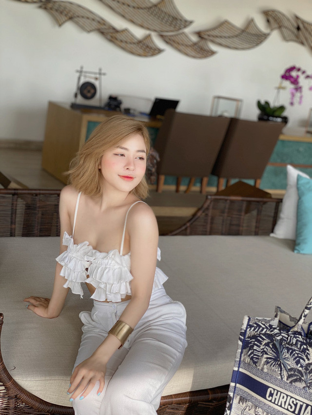 Thời gian gần đây, nàng hot girl xứ Thanh bắt đầu cởi mở hơn trên trang cá nhân. Trâm Anh chăm chỉ khoe những hình ảnh gợi cảm, hay ám chỉ việc có bạn trai mới, thậm chí còn được chuyển tiền cho hẳn 100 triệu khi mua sắm.
