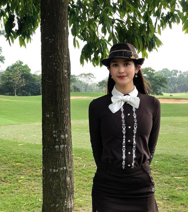 Trên trang cá nhân, Á hậu Huyền My lại khiến người hâm mộ thán phục với trang phục chơi golf vừa toát ra bản chất lịch lãm của môn golf lại vừa tôn lên vóc dáng gợi cảm của người đẹp.