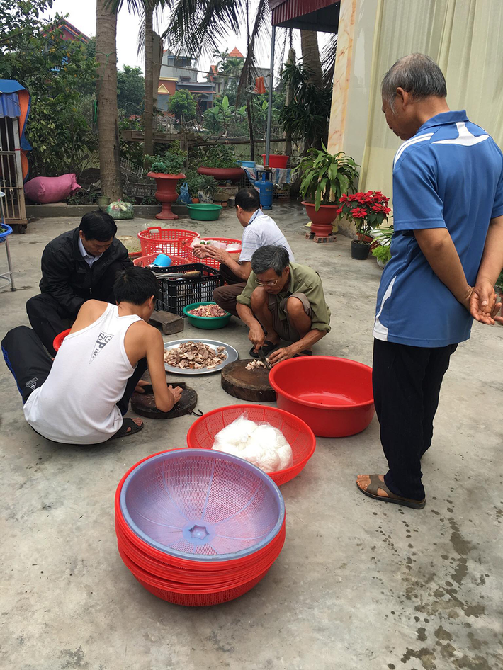 Những người đàn ông hàng chục năm bươn chải với đời, là trụ cột vững chắc cho gia đình, nay cũng tay dao, tay thớt cực kì khéo léo và kiên nhẫn.