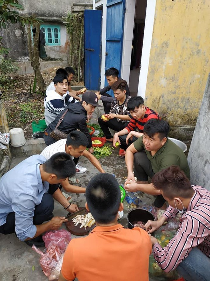 Theo những bức ảnh ghi lại, các đấng mày râu trong xóm chia nhau mỗi người một việc, giục giã nhau bắt tay vào chuẩn bị đồ ăn ngay từ đầu giờ chiều.